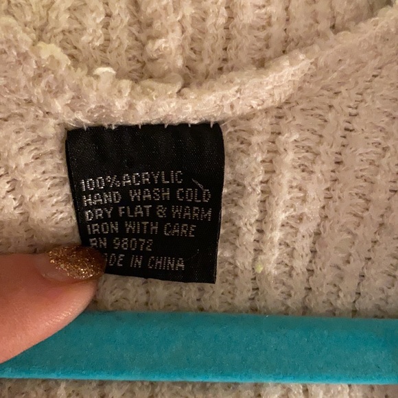 Knit shrug with hood and fringe🌸🌸 - Picture 5 of 5